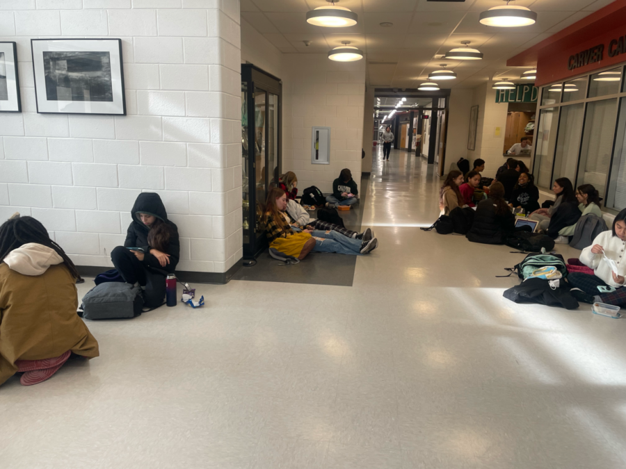 Students+eating+in+the+hallway